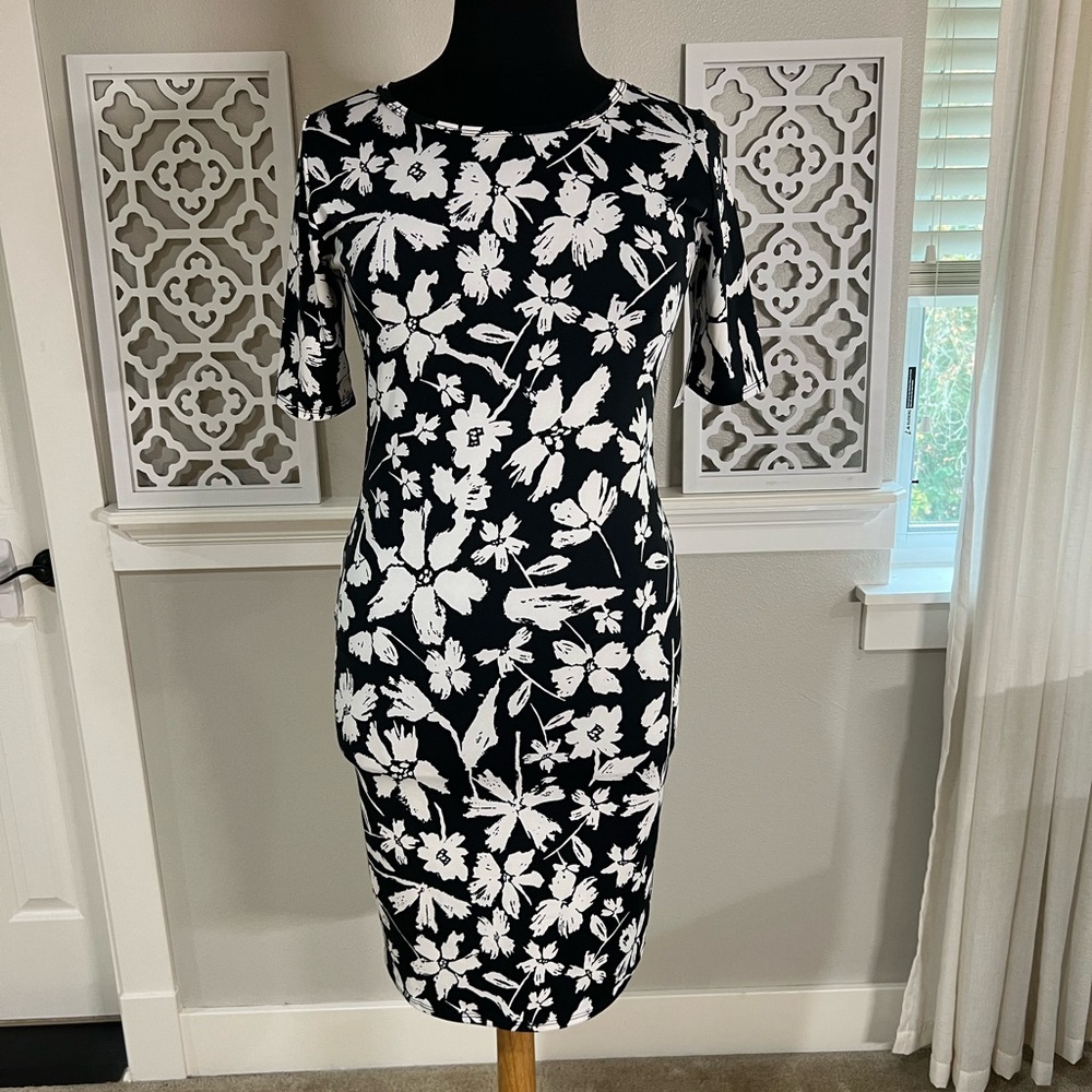 Black and White Floral Pattern Dress - Picture 1 of 7